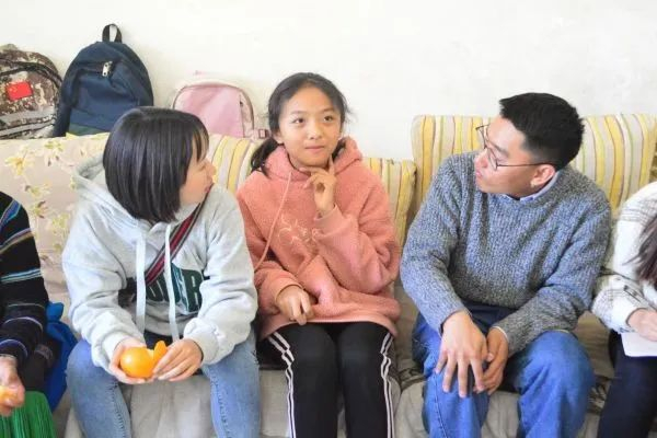 大学期间，苏正民多次前往凉山支教，图为他（右）在家访。