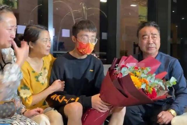 梅志强在福建莆田与亲生父母相认 网络图