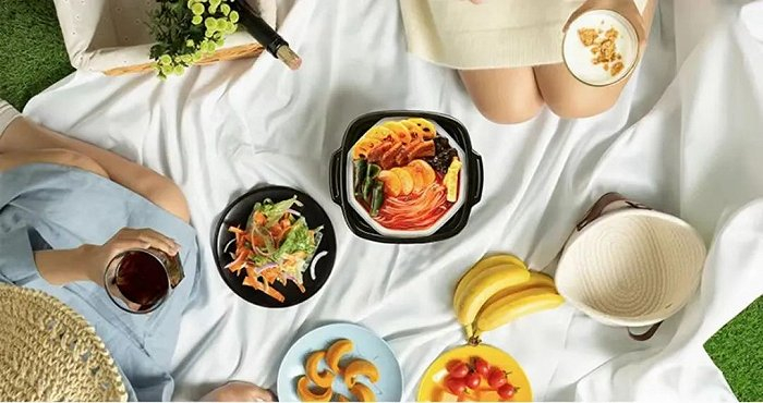 自热火锅出现在户外场景；图片来源：海底捞自热火锅京东旗舰店