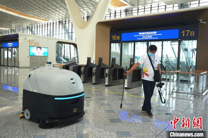 图为智能扫地机器人清扫地面。　韩章云 摄