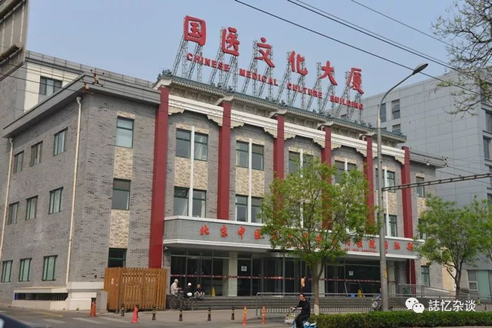 此建筑为原“东四旅馆”，左侧通道里原来就是“松竹园儿”