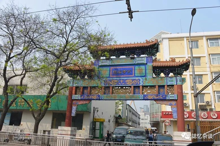 隆福寺街东口儿的街名儿牌楼（右后侧原为“明星电影儿院”）