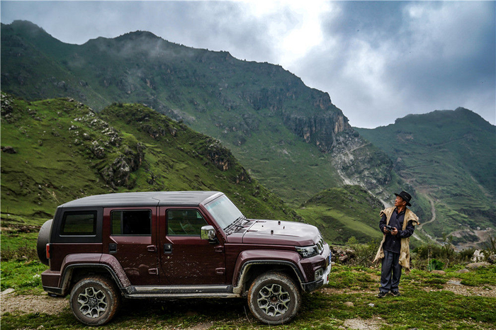 5月31日，云南省昆明市东川区汤丹镇大地坡村监委会主任刘金明在使用无人机查看山林状况。新华社记者 胡超 摄