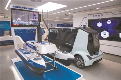 创新工场以“楼上楼下”创新创业综合体为特色。图为入驻团队研发的无人船艇和无人车设备。