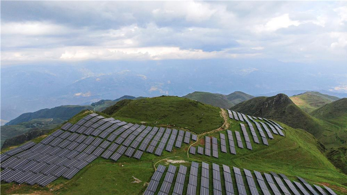 云南省昆明市东川区汤丹镇大地坡村的光伏电站一景（5月31日摄，无人机照片）。新华社记者 胡超 摄