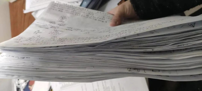 ▲冯肖复读期间做过的部分试卷。受访者供图