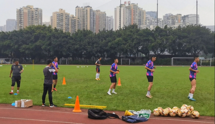 吴庆、黄希扬等在训练中 记者赵映骥 图