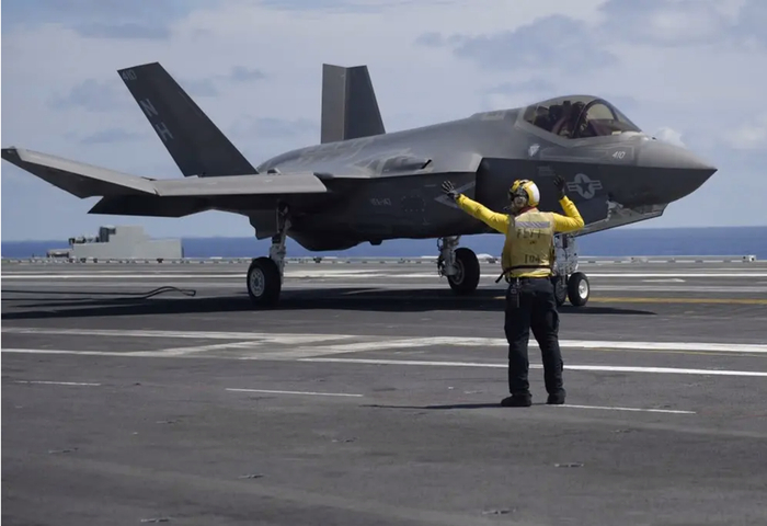 美国海军F-35C已经随航母开始正式部署。