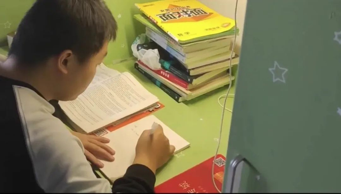 ▲2022年4月，李永春在大学宿舍里学习。受访者供图