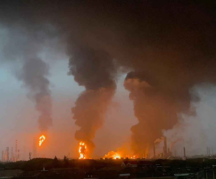 天空满是火焰和黑烟。   图片来源：网络