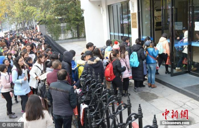 资料图：教师招聘报名现场确认。 图片来源：视觉中国