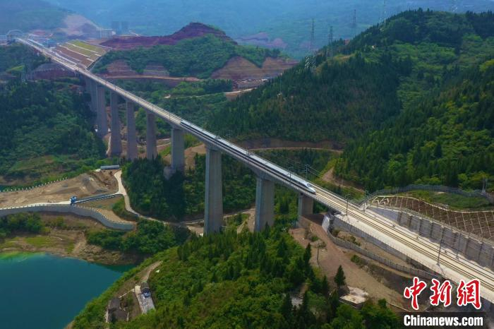 图为列车驶过郑渝高铁巫山大宁河双线大桥。　中铁二局 供图