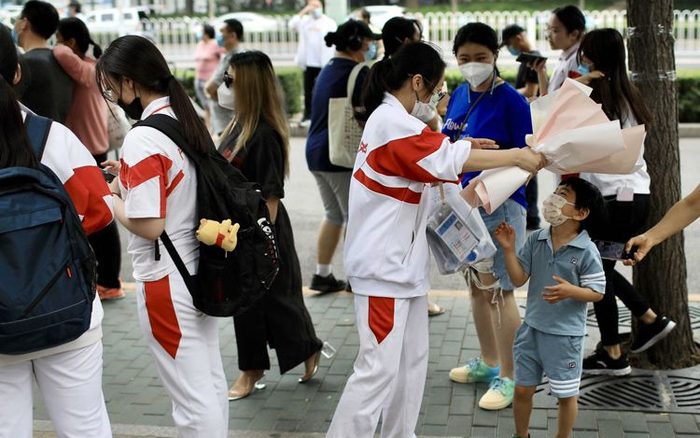 ▲资料图：考试结束后，小弟弟给高考结束的姐姐送上鲜花。新京报记者 浦峰 摄