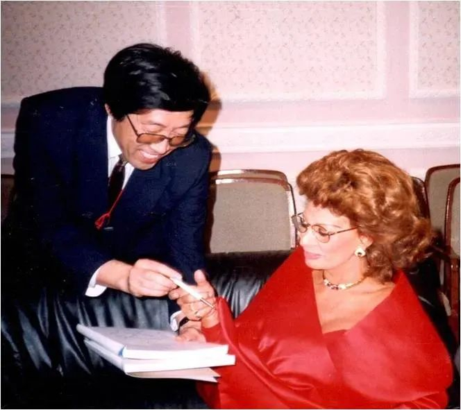 王佳彦请索菲亚罗兰签名