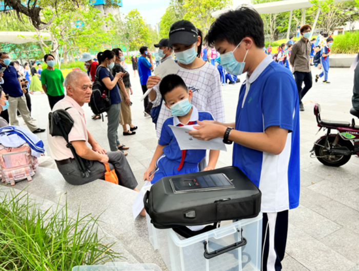 邀请中小学生体验这款智能书包