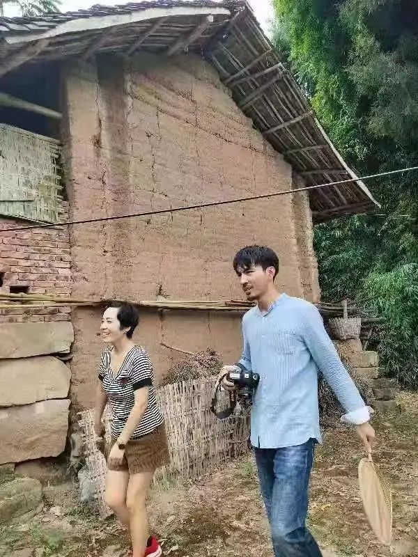 几年前，王棚在外公外婆家跟母亲的合影。