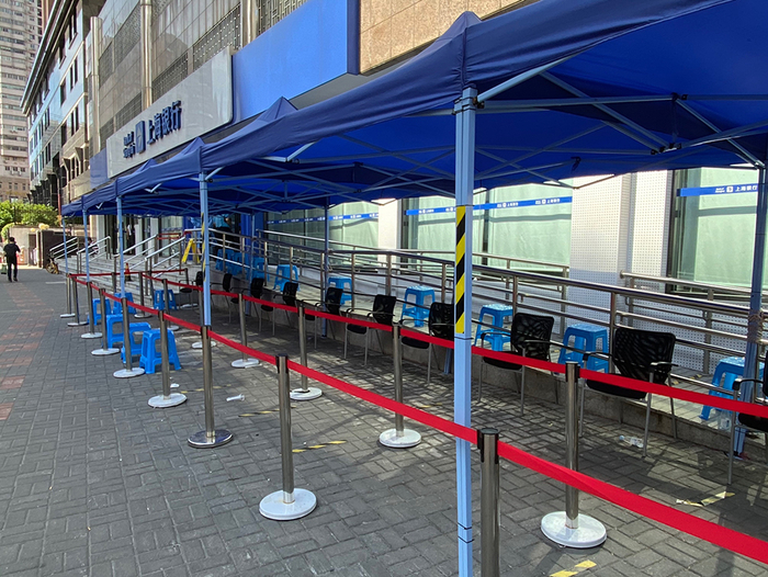 6月18日，上海银行在门外的排队等候区搭起帐篷、安放座椅。