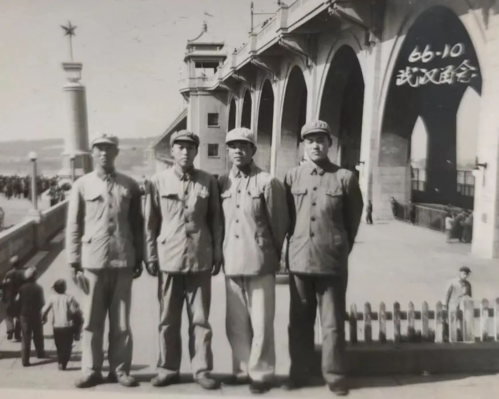 王广杰（左一）在六十年代