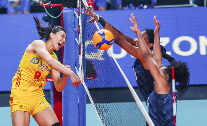 中国女排不敌美国。