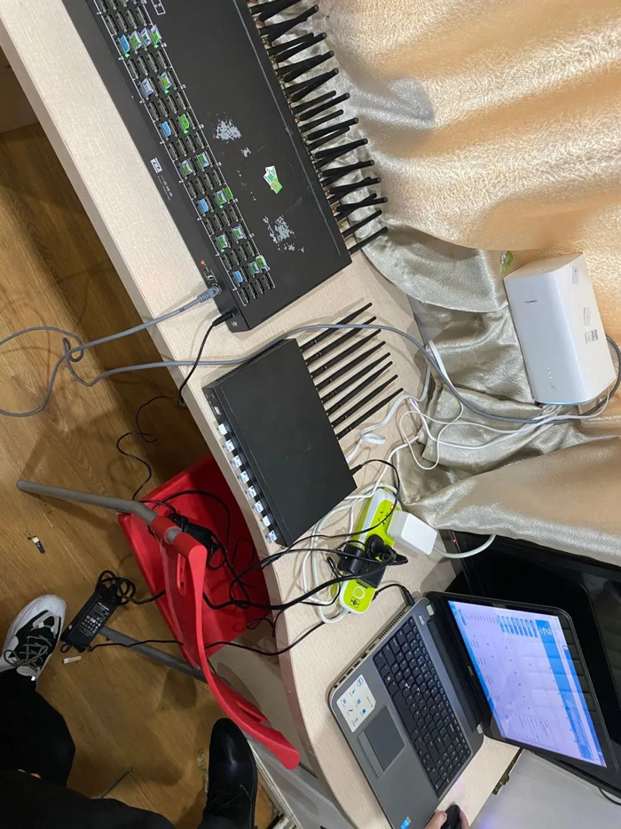 ▲许晓超和同事在抓捕现场起获的犯罪分子作案工具。受访者供图