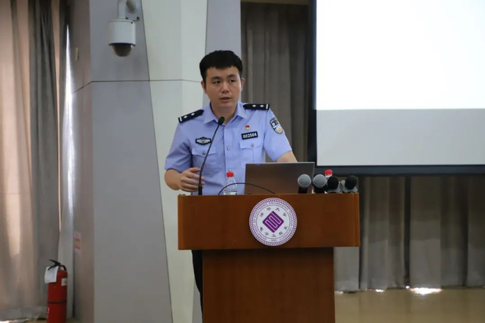 ▲高山在清华大学进行反诈宣传讲座。受访者供图