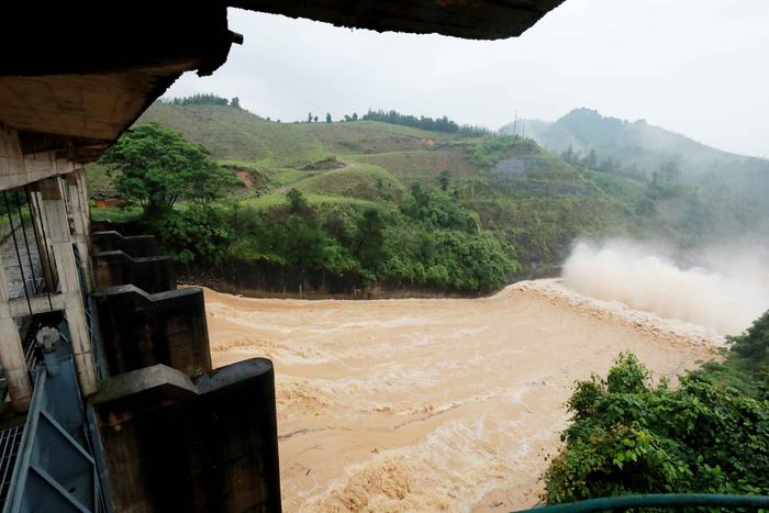 泗维河水库开闸泄洪。谭凯兴 摄