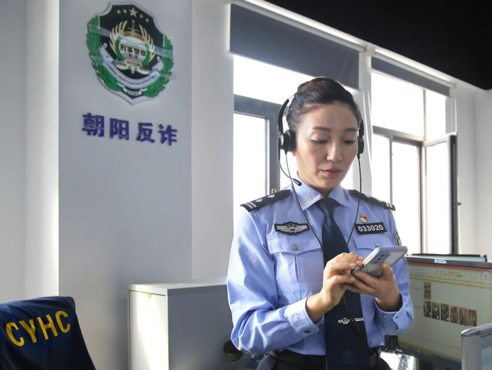 ▲2018年5月，北京市朝阳区反诈中心成立，王佳牵头和另外4名民警成为反诈中心的第一批成员。受访者供图