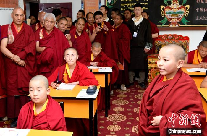 6月16日，西藏佛学院少年活佛在教室内向班禅介绍自己的学习情况。中新社发 李林 摄