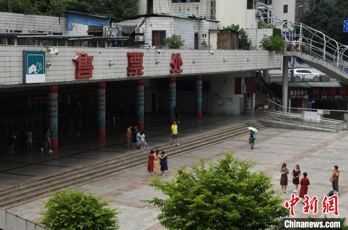 图为市民在重庆站售票厅与车站告别。　周毅 摄