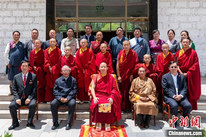 6月16日，班禅与西藏佛学院少年活佛等合影留念。中新社记者 江飞波 摄