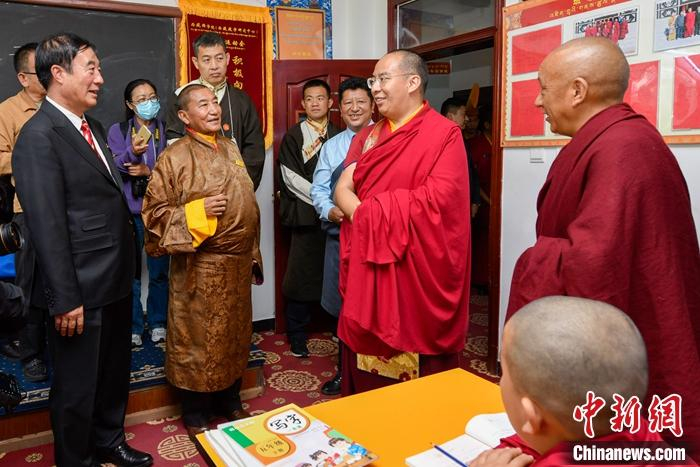 6月16日，班禅来到西藏佛学院少年活佛班，了解少年活佛们的学习、生活情况。中新社发 李林 摄