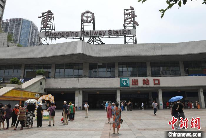 图为市民在重庆站广场上拍照留念，与车站告别。　周毅 摄