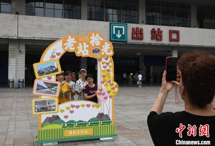 图为市民在重庆站广场上拍照留念，与车站告别。　周毅 摄