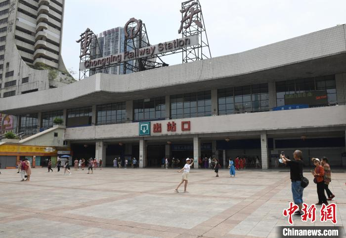 图为市民在重庆站广场上拍照留念，与车站告别。　周毅 摄