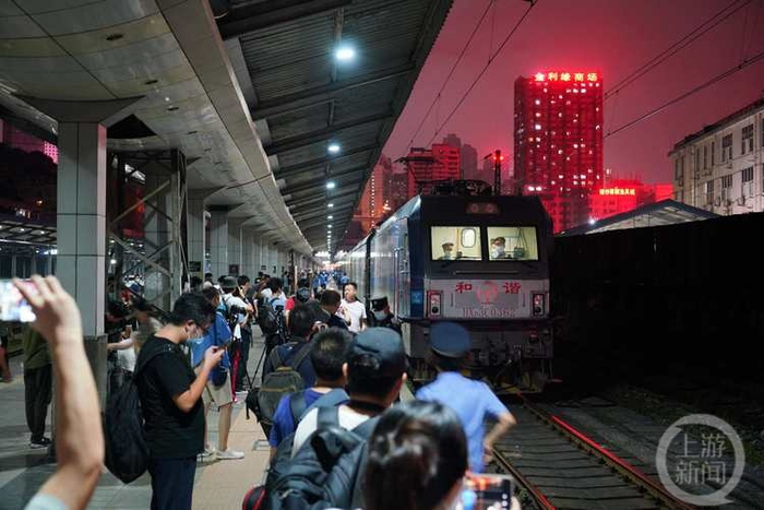 △最后一列客车即将驶出菜园坝火车站