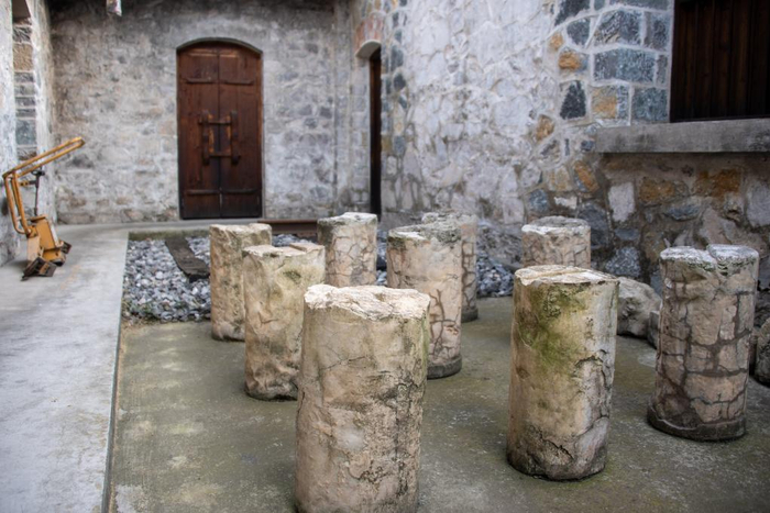 “张家口车站”内拍摄的川汉铁路建设期间未用完的已凝结成块的桶装水泥。新华社发 伍志尊摄