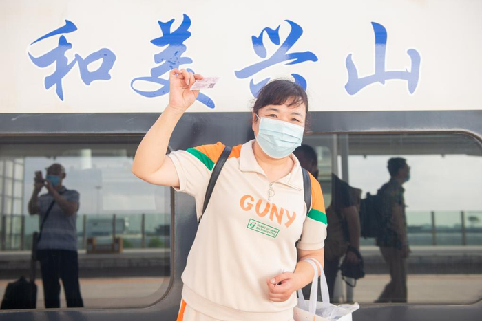 　　郑渝高铁襄阳东至万州北段6月20日开通，乘客在展示车票。新华社发 伍志尊摄