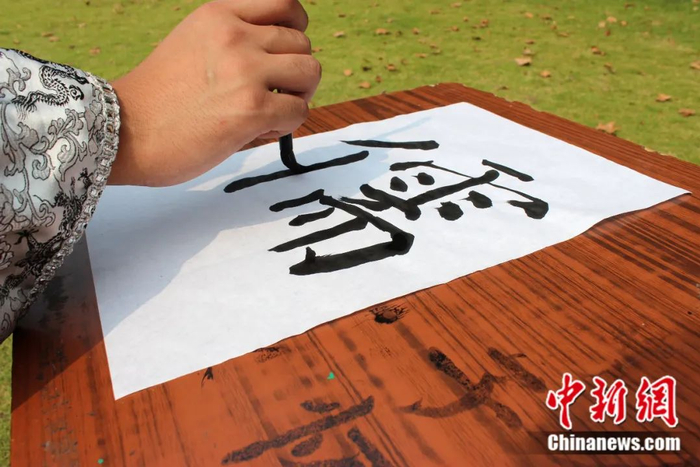 大学生手抄儒家经典著作，纪念孔子诞辰。中新社发 董鑫 摄