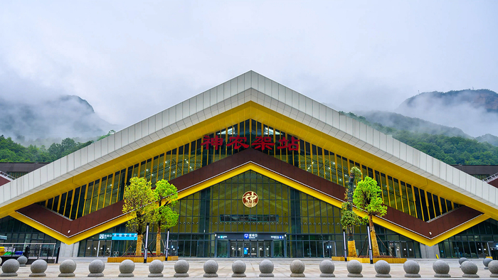 神农架站设计理念为“架木为梯、天然氧吧”- 李垚骏/摄，国铁集团供图&nbsp;&nbsp;