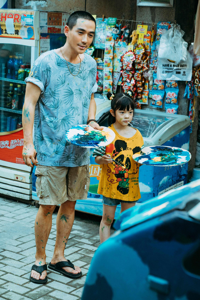 莫三妹和小文手绘殡葬车。 片方供图