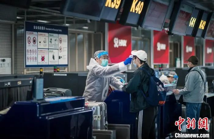 图为海南航空工作人员正在为旅客服务。　海南航空供图