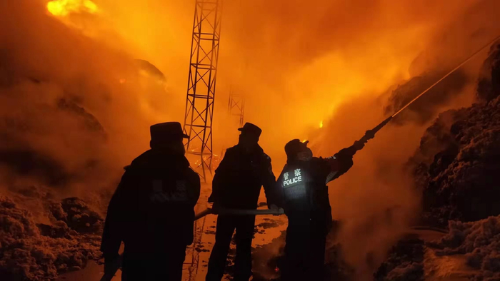 民警在扑救辖区火情。  受访者供图