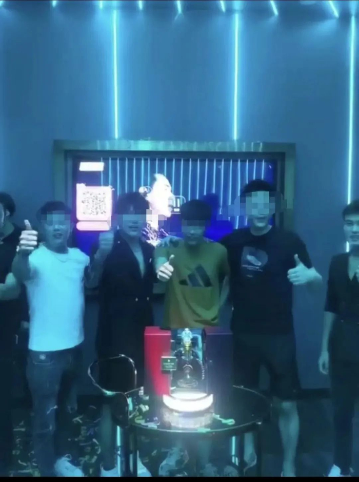 网友举报的KTV男模视频截图。本文图片除标注外均：《百姓呼声》栏目页面