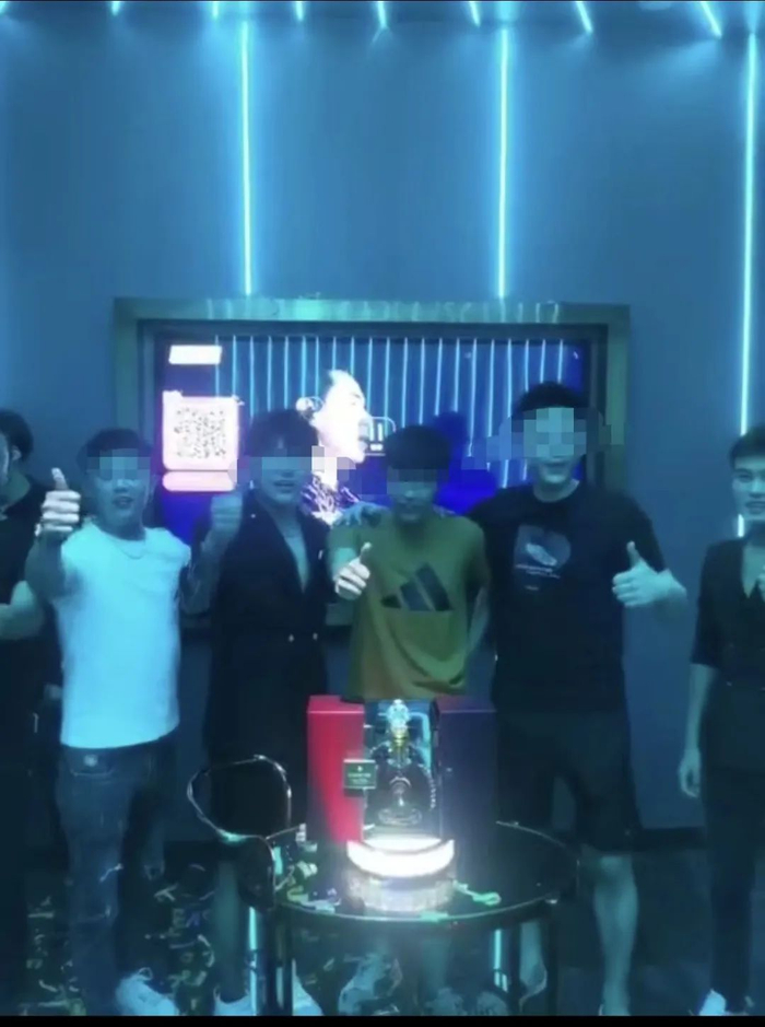 网友举报的KTV男模视频截图。&nbsp;本文图片除标注外均：《百姓呼声》栏目页面