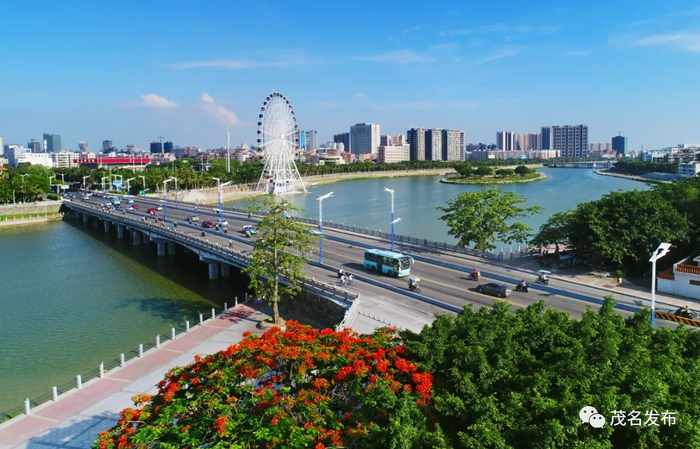 碧水蓝天的茂名市区。丘立贺 摄