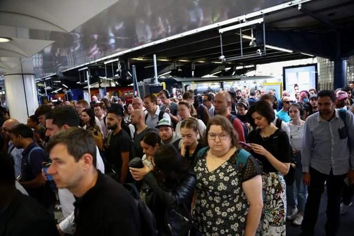 当地时间2022年6月21日，英国伦敦，英国铁路工人罢工第一天，大批乘客抵达滑铁卢车站后步行。图/IC photo