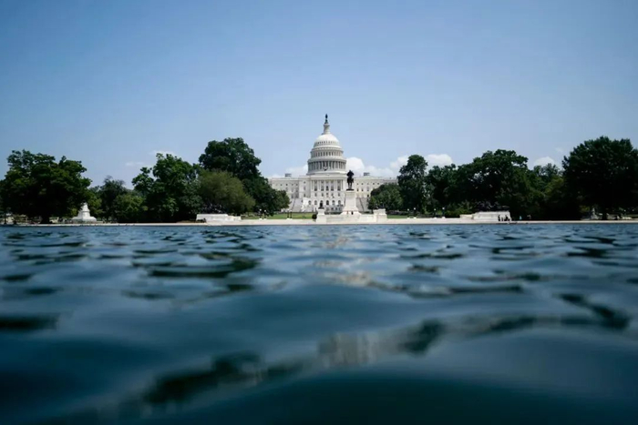 ▲尽管美国国会最终通过拜登政府的国内基建法案，但被七扣八扣后，仅以1.2万亿美元的规模过关，仍缺口巨大。图/新华社