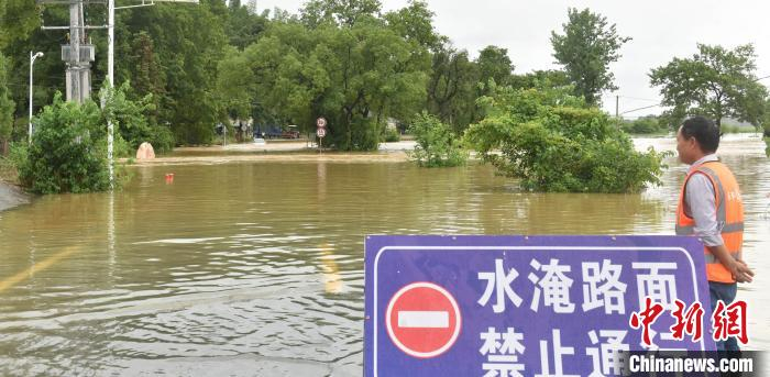 6月20日，江西乐平临港镇罗家村段乡村公路上，一辆小轿车被洪水淹没。　朱定文 摄