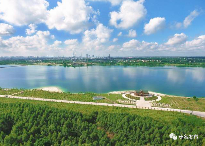 昔日废矿坑变成了青山绿水的好心湖。丘立贺 摄