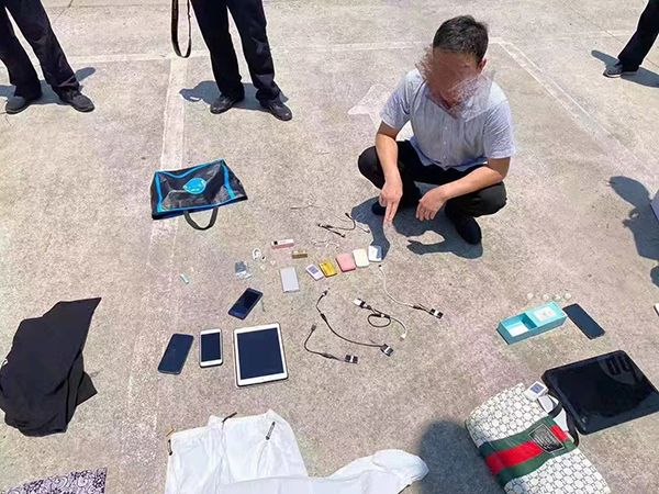 　　犯罪嫌疑人指认犯罪时所用的作弊工具